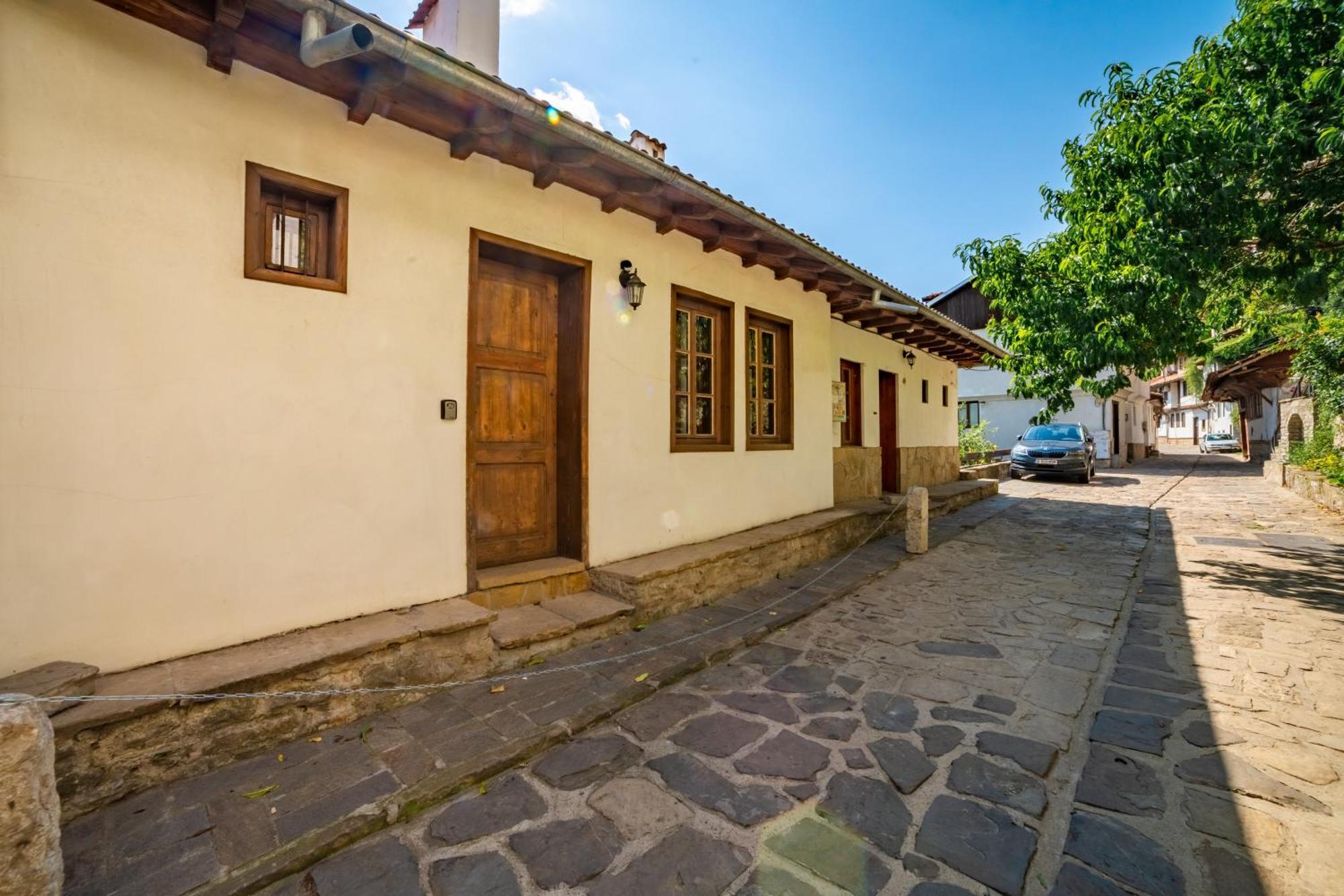 Four Riders Guest House Veliko Tŭrnovo Exterior photo